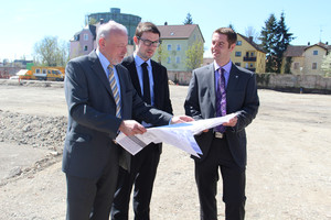 Auf dem Gelände der ehemaligen Zuckerfabrik verschaffen sich Hans-Jürgen Strey, Bereichsleiter Bauträgerobjekte der Joseph-Stiftung, Alexander Gleußner, Vertrieb Bauträgerobjekte der Joseph-Stiftung, und Michael Müllner, RE/MAX Regensburg, einen Überblick der geplanten Bebauung (von links). Im Hintergrund der Gasometer.