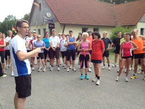 Dr. Peter Daum von der Regensburger OrthoädenGemeinschaft (links) begleitete die Läuferinnen und Läufer bei der ersten Trainingsetappe für den Landkreislauf 2012 von Köfering nach Thalmassing.