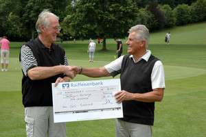 Günther Köhler, Präsident des GC Regensburg-Sinzing (links), freute sich, dass beim Präsidentencup eine 800 Euro-Spende für das Gefangenenprojekt von Pfarrer Volker Kempf zustande kam.