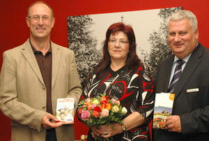 Kv?ta Kulichová mit WGR-Geschäftsführer Alfred Helbrich (links) und dem Leiter der Marriott-Hotels, Gerd Tritschler.