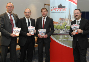 Im Gespräch Alfred Helbrich (Geschäftsführer WGR), Michael Quast (Geschäftsführer Stadtmarketing Regensburg), Thomas Zink (Stellvertretender Vorsitzender WGR), Ralf Kammermeier (Vorsitzender WGR) (v. li.).