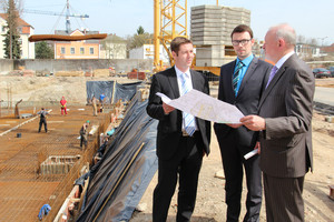 Zwar wird viel gebaut in Regensburg wie hier im Sommer am Candis-Gelände. Doch bleiben bezahlbare Mietwohnungen knapp. Michael Müllner (links) warnt vor betrügerischen Angeboten.