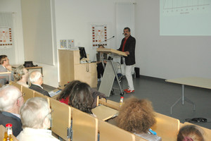 Dr. Christian Merkl von der Regensburger OrthopädenGemeinschaft erklärt zusammen mit den Ärzten des Krankenhauses Barmherzige Brüder den Zuhörern im Rahmen einer Patienten-Information spezifische Diagnosen und Therapien für ältere Menschen.