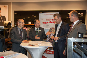 Pressekonferenz bei der Galeria Kaufhof mit Michael Quast, Stadtmarketing (links), Ralf Kammermeier und Alfred Helbrich, Werbegemeinschaft sowie Moderator Christian Omonsky (2. von rechts).