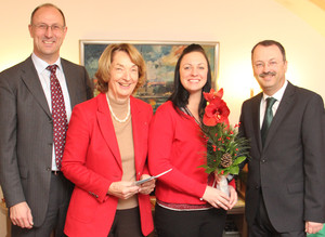 Kristen N. Murzyn (2. von rechts) freute sich über ihr Regensburg-Wochenende. Sie besuchte die Stadt zum ersten Mal. Alfred Helbrich und Ralf Kammermeier (außen) sowie Karin Helmberger, Seniorchefin des Hotels Münchner Hof (2. von links), gratulierten.