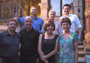 Dr. Ralph Paloncy (Ärztlicher Direktor ZAR, links) und kaufmännischer Leiter Daniel Jung (hinten rechts) gratulierten den strahlenden Siegern Dr. Peter Eibl, Dr. Alexander Schütz, Dr. Regina Birk, Hermann Reiß sen. und Martina Fuchs (von links) beim ersten ZAR-Golfturnier auf dem Platz den Golf- und Landclubs Regensburg-Thiergarten.