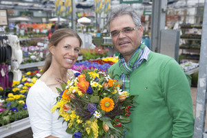 Alexander Haubensak, Geschäftführer des Gartencenters Bellandris-Haubensak in Regensburg, unterstützt die international erfolgreiche Spitzentriathletin Sonja Tajsich.