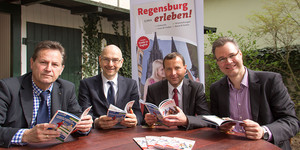 Ulrich J. Korb, Michael Quast, Thomas Zink und Christian Omonsky präsentieren die aktuelle Ausgabe von "Regensburg erleben!".