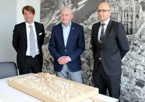 Martin (links) und Ferdinand Schmack (rechts) erläutern Oberbürgermeister Joachim Wolbergs die neuen Optionen im CANDIS-Quartier.