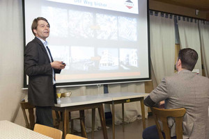 Auf einer Info-Veranstaltung stellt Martin Schmack die Pläne Vertretern von Bürgerschaft und Betroffenen vor.