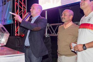 Oberbürgermeister Joachim Wolbergs (links) zog das Los in der Halbzeitpause des WM-Finales. Unterstützt hat ihn dabei der neue Jahn-Präsident Hans Rothammer.