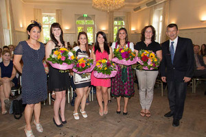 Dr. Cosima Rücker (l.) und Dr. Andreas Hoffmann (r.) mit den besten Absolventinnen der Oberpfälzer Berufsschulen (von links nach rechts: Nina Triebenbacher, Amberg; Kimona Baierl, Neumarkt; Hanna Stieber, Cham; Andrea Wagner, Regensburg; Alexandra Galbakioti, Weiden).