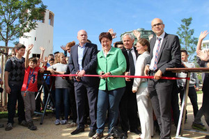 Auf geht’s: Der Spielplatz im CANDIS ist eröffnet. Bildmitte: Oberbürgerneister Joachim Wolbergs, Stadträtin Bernadette Dechant, Bürgermeister Jürgen Huber (rechts daneben), Martin Schmack (rechts außen)