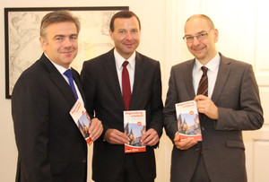 Thomas Ebenhöch, Vorsitzender Stadtmarketing Regensburg, Thomas Zink, 2. Vorsitzender Werbegemeinschaft Regensburg, und Michael Quast, Geschäftsführer Stadtmarketing Regensburg, (von links) mit der aktuellen Ausgabe von „Regensburg erleben“.