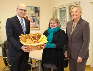 Symbolisch überreicht Ferdinand Schmack Semmeln und Obst an Lehrerin Gabriele Meyer-Schübl und Rektorin Sieglinde Braek.