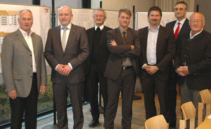 Freude über die gelungene Fusion bei Vorstand und Aufsichtsrat der Wohnbau St. Wolfgang eG: Dieter Scheil, Prälat Alois Möstl Markus Leberkern, Gunther Ederer und Karl Weiß (von links) freuen sich mit Oberbürgermeister Joachim Wolberg (zweiter v. links) und Dr. Thomas Burger (hinten rechts) über die zukünftige Zusammenarbeit.