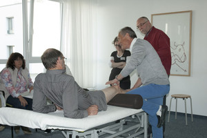 Dr. Gerhard Ascher, einer der Referenten beim 1. Hausärztekurs der Regensburger OrthopädenGemeinschaft, gab den Teilnehmern wertvolle Diagnose- und Therapietipps bei Problemen mit dem Knie.