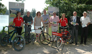 In Mariaort, am Startpunkt vieler Radwege, haben Herausgeber und Sponsoren den neuen Radführer vorgestellt: Sportreferent Dr. Hermann Hage (2. von links), Landrätin Tanja Schweiger, Produzent Christian Omonsky, Hermann Goß, Brauerei Bischofshof (folgend), Richard Deml, AOK Regensburg (2. von rechts) und Anton Brunnbauer, Sportamt (rechts).