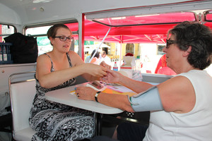 Schon bei seinen Besuchen in den letzten beiden Jahren ist der Schlaganfall-Infobus in Regensburg auf breites Interesse gestoßen. Zu hoher Blutdruck und Diabetes sind Risikofaktoren für einen Schlaganfall. Beides kann man vor Ort messen lassen. (Foto: medbo)