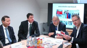 Christian Omonsky (rechts) erklärt das Konzept des Magazins.