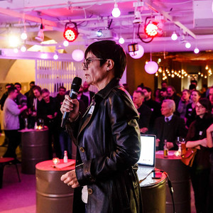 Carola Kupfer, 2. Vorsitzende des Forums Kreativwirtschaft, bei einem Netzwerkabend im Degginger. (Foto: Stefan Effenhauser, Stadt Regensburg)