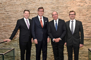 Gemeinsam mit IHK-Hauptgeschäftsführer Dr. Jürgen Helmes und IHK-Präsident Michael Matt feierte das Gremium Regensburg rund um Vorsitzenden und IHK-Vizepräsidenten Peter Esser sowie Gremiumsgeschäftsführer Dr. Martin Kammerer (v.l.) das 175-jährige Jubiläum der IHK Regensburg für Oberpfalz / Kelheim. (Foto: Bayreuther)