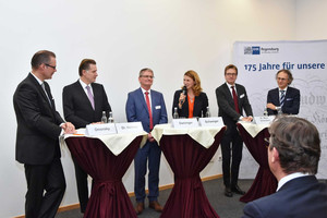 In einer Talkrunde diskutierten (v.l.) unter der Moderation von Christian Omonsky, IHK-Hauptgeschäftsführer Dr. Jürgen Helmes, Dieter Daminger, Wirtschafts-,Wissenschafts- und Finanzreferent der Stadt Regensburg, Landrätin Tanja Schweiger, Dr. Nicolas Maier-Scheubeck, Geschäftsführer der Maschinenfabrik Reinhausen GmbH und Alfred Rauscher, Geschäftsführer der R-KOM GmbH & Co. KG über künftige Herausforderungen für die Region Regensburg. (Foto: Bayreuther)