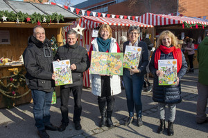 Beim VKKK-Weihnachtsmarkt an der Kinder-Uniklinik Ostbayern hat der Vorstand des Vereins das Wimmelbuch präsentiert. V.l.: Martin Wunnike, Günther Lindner, Irmgard Scherübl, Gerlinde Metz und Geschäftsstellenleiterin Theresia Buhl. (Foto: Christian Omonsky)