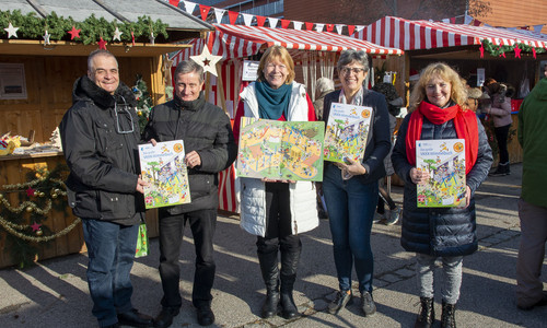 Beim VKKK-Weihnachtsmarkt an der Kinder-Uniklinik Ostbayern hat der Vorstand des Vereins das Wimmelbuch präsentiert. V.l.: Martin Wunnike, Günther Lindner, Irmgard Scherübl, Gerlinde Metz und Geschäftsstellenleiterin Theresia Buhl. (Foto: Christian Omonsky)