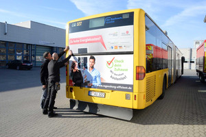 Werbung an drei Stadtbussen erinnert an die Aktion „Check dein Zuhause“ und soll alle Regensburgerinnen und Regensburger zum Mitmachen animieren.