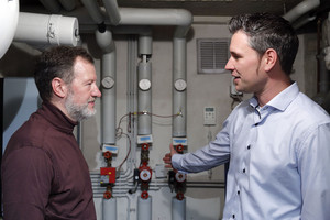 Sebastian Zirngibl (rechts)  ist zertifizierter Energieberater der Energieagentur Regensburg und hat für den Hausherrn Anton Sedlmeier wie auch allen anderen Bürgerinnen und Bürgern der Stadt Regensburg im Rahmen der Aktion „Check dein Zuhause“ eine Menge Tipps parat, um Energie und damit Kosten einzusparen. Bild: Peter Ferstl, Stadt Regensburg