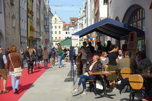 Die Herbstsonnen genießen und über den roten Teppich flanieren war beim Herbstfest in der Wahlenstraße angesagt.