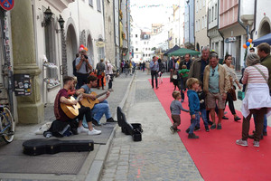 Mit Musik, Wein und tollen Angeboten überraschten die Händler in der Wahlenstraße Gäste und Kunden.
