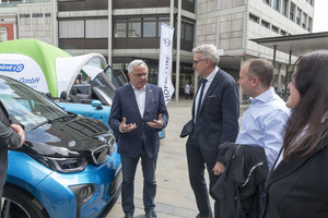 Bürgermeister Jürgen Huber (links) informierte sich beim Eröffnungsrundgang über das Angebot.