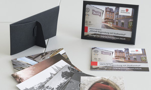 Bilderrahmen mit DIN-A6-Broschüre und Postkarten für den Regensburger Welterbetag.