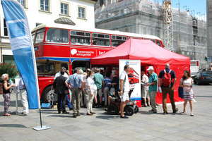 „Herzenssache Lebenszeit“: Der rote Doppeldeckerbus sorgt am Montag, 25. Juni, auf dem Neupfarrplatz für Aufmerksamkeit.