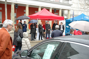 Kritisch blickt der Schirmherr, OB Joachim Wolbergs, nach dem Wetter (Mitte, unterm Pavillon).