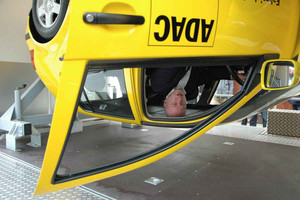 Im Überschlagsimulator stellte der ADAC den OB auf den Kopf.