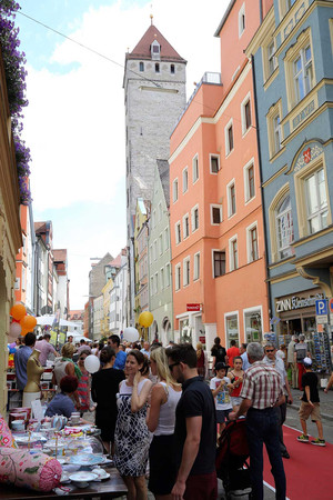 Straßenfeste in der Wahlenstraße waren schon immer Ereignisse, die viele Besucher in die historische Straße mit den vielen inhabergeführten Geschäften eingeladen haben (Foto: Peter Ferstl, Stadt Regensburg).