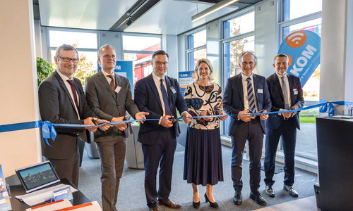 Am neuen Unternehmenssitz in der Kastenmaierstr. 1 hat die R-KOM ihr Kundencenter eröffnet. Von links: Dr. Martin Kammerer, IHK Regensburg, Dr. Jan-Erik Beuttel, Wirtschaftsförderung Stadt Regensburg, Wilhelm Büllmann, Vorstand der REWAG, Dr. Astrid Freudenstein, 2. Bürgermeisterin Stadt Regensburg, Alfred Rauscher, Geschäftsführer der R-KOM, Florian Mann, Vorstandsvorsitzender der Raiffeisenbank Regensburg-Wenzenbach. (Foto: Marion Listl, R-KOM)