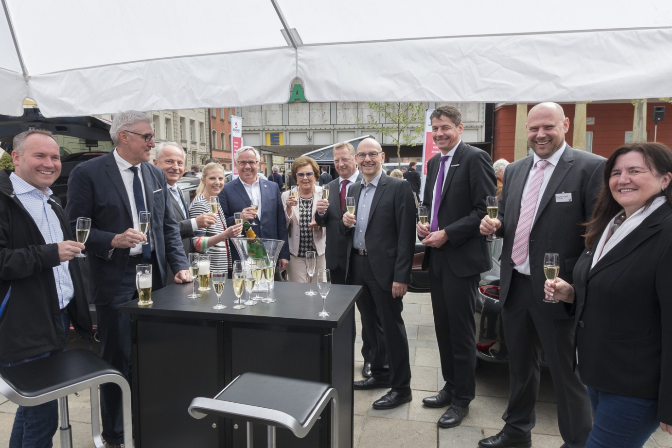 Die 20. Auflage von „Regensburg mobil“. Bürgermeister Jürgen Huber (5. von links) und Stadtmarketing-Geschäftsführer Michael Quast (8. von links) im Kreis der Aussteller.