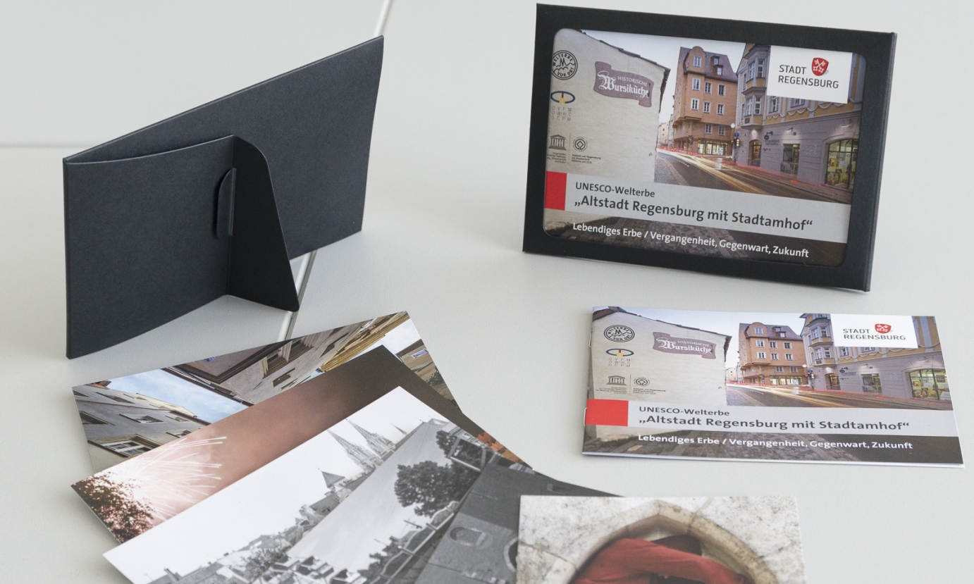 Bilderrahmen mit DIN-A6-Broschüre und Postkarten für den Regensburger Welterbetag.